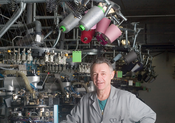 Gérard au tricotage: Des machines assez indépendantes